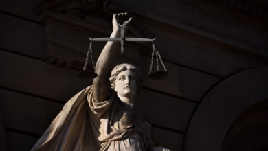 Vor einem justizgebäude steht die statue der justitia