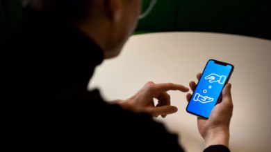 Ein mann öffnet eine app auf seinem smartphone