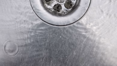 Wasser läuft in einen abfluss im spülbecken