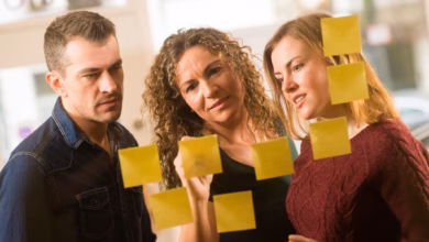 Drei personen arbeiten zusammen