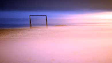 Ein fußballtor im morgennebel
