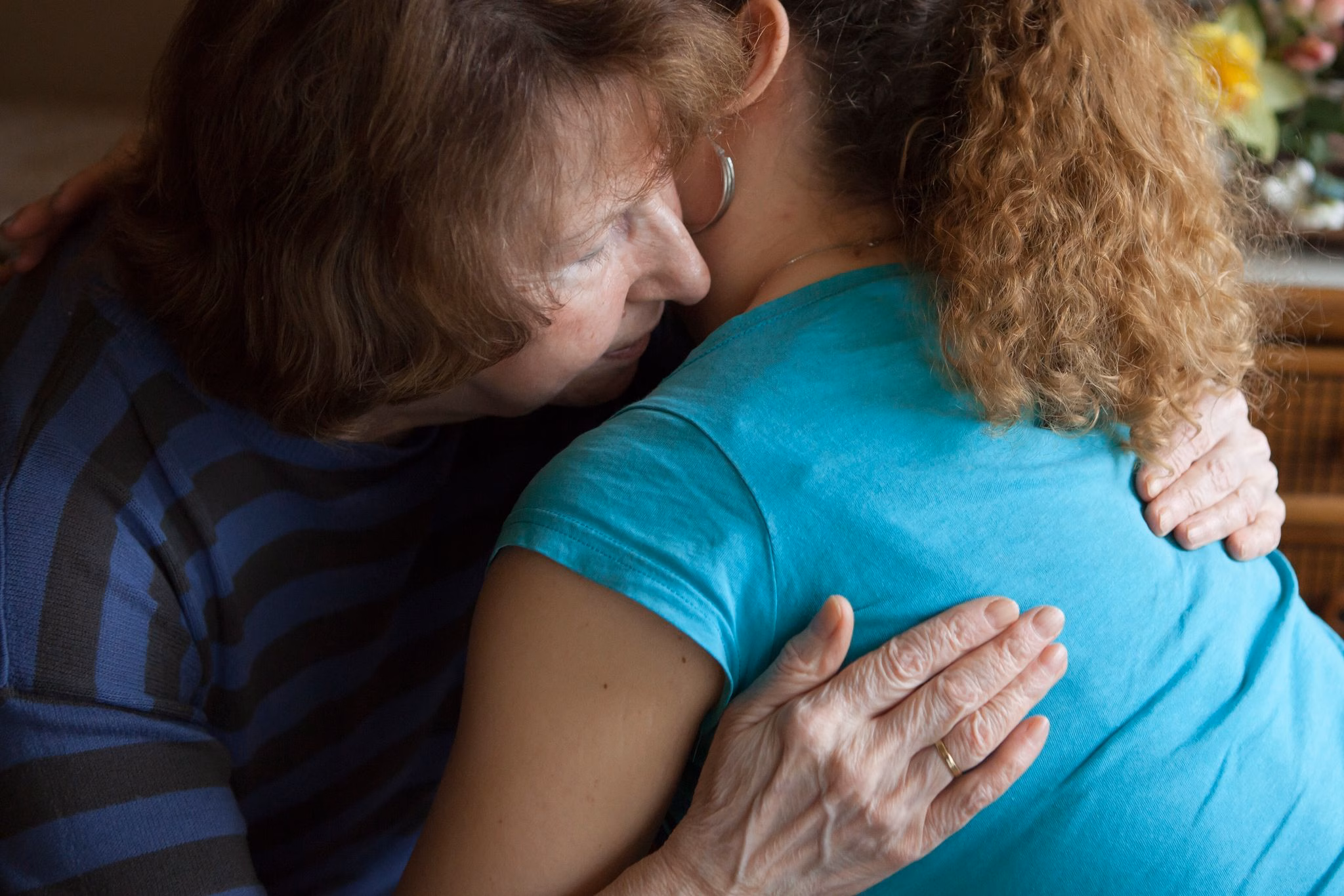 Zwei frauen umarmen sich