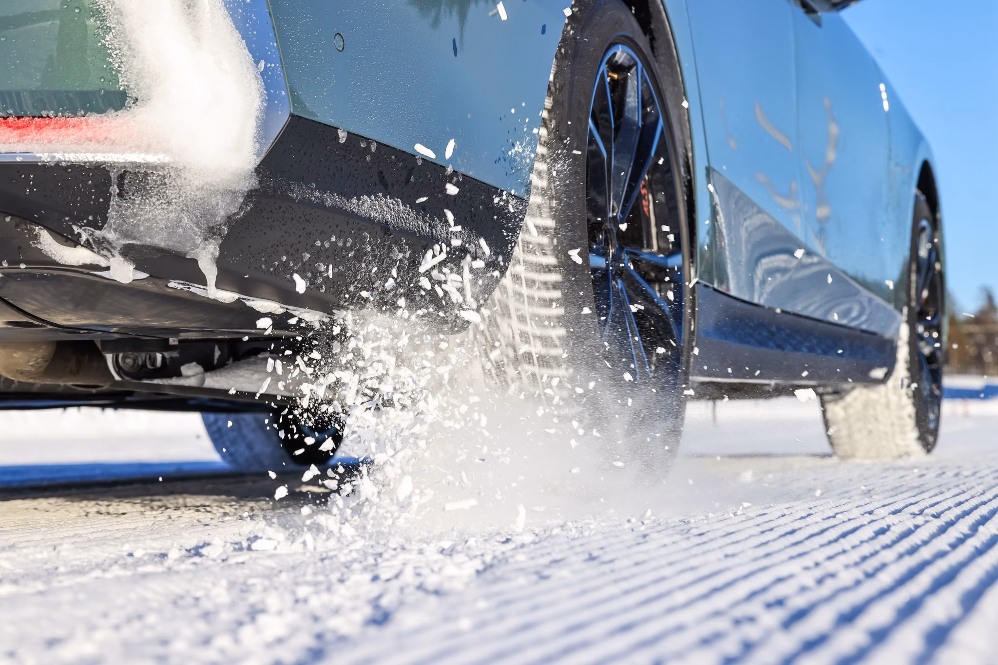 Auto fährt beim winterreifentest der gtÜ durch schnee