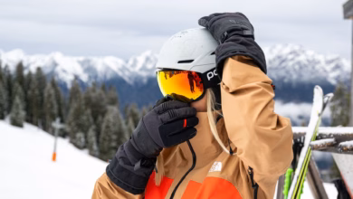 Skifahrerin justiert ihre skibrille