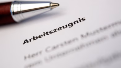 Ein stift liegt auf einem arbeitszeugnis