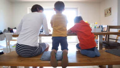 Mutter spricht mit ihren söhnen am esstisch