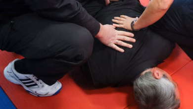 Ein mann wird überwältigt