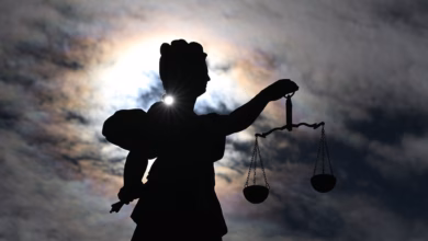 Justitia im gegenlicht in frankfurt am main