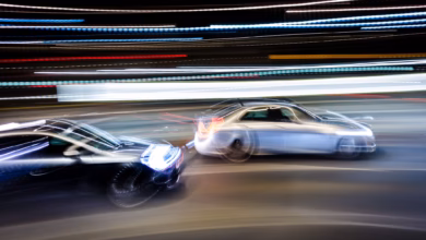 Zwei autos auf der straße mit bewegungsunschärfe