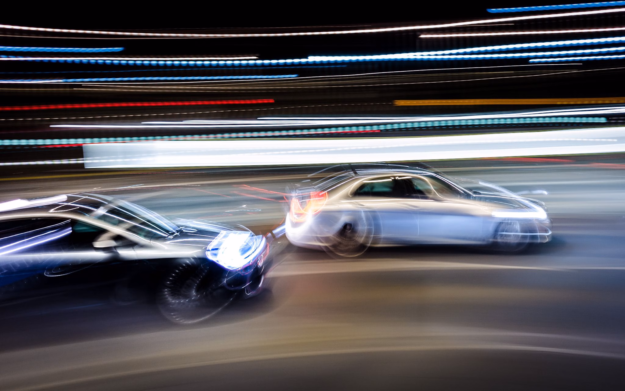 Zwei autos auf der straße mit bewegungsunschärfe