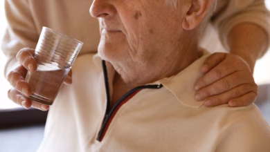 Eine frau hilft einem mann beim trinken