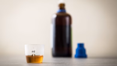 Hustensaft auf einem tisch