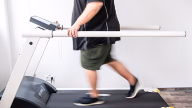 Ein mann trainiert auf dem laufband.