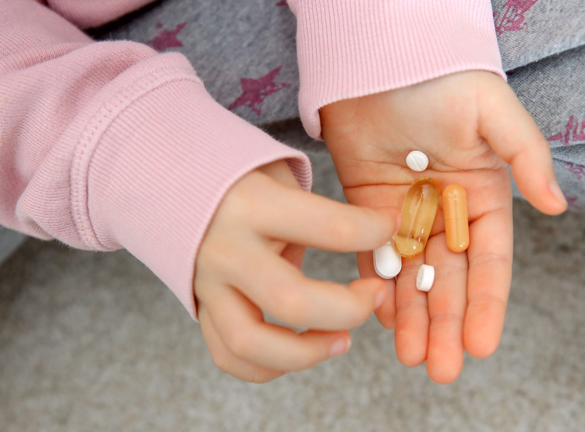 Tabletten liegen in kinderhand