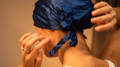 Ein frau trägt eine seidenhaube