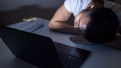 Mann legt erschöpft seinen kopf auf den tisch