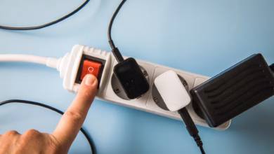 Eine frau bedient eine mehrfachsteckdose mit sicherheitsschalter