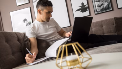 Ein mann arbeitet auf einem laptop