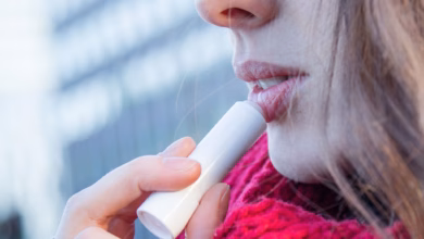 Frau trägt eine lippenpflege auf