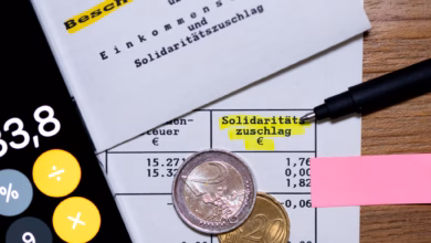 Das wort «solidaritätszuschlag» ist auf steuerbescheid zu sehen