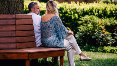 Ein mann und eine frau sitzen auf einer bank