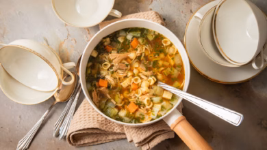 Hühnersuppe steht auf einem tisch