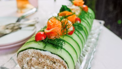 Gerollte brottorte mit krabbenfüllung