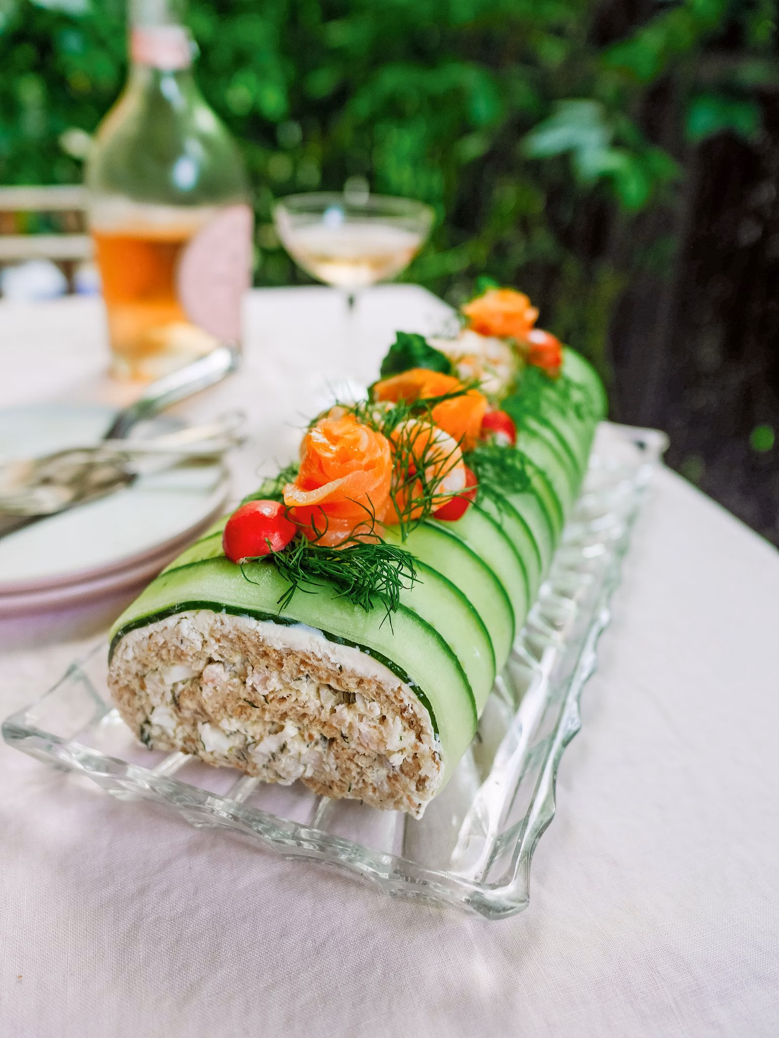 Gerollte brottorte mit krabbenfüllung