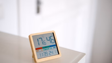 Ein hygrometer steht in einer wohnung