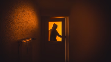 Ein einbrecher verschafft sich zutritt zu einer wohnung