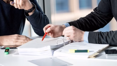Zwei männer in einem beratungsgespräch