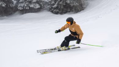 Skifahrer faehrt die skipiste hinab