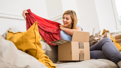 Eine frau packt klamotten aus