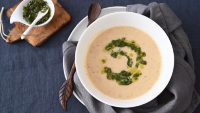 Suppe von ofengeröstetem blumenkohl mit salsa verde