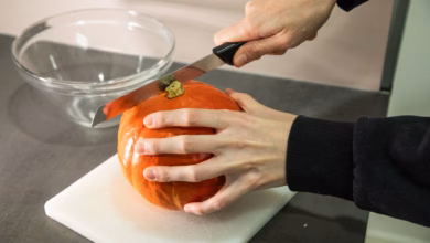 Frau schneidet einen kürbis