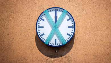 Eine abgeklebte bahnhofsuhr hängt an einer wand