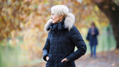 Frau bei einem spaziergang im park
