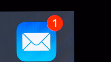 App für e mails ist auf einem display zu sehen