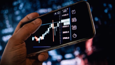 Mann schaut sich aktienkurse auf dem smartphone an