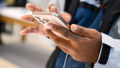 Ein mann hält ein iphone 16 in den händen