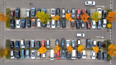 Autos auf einem herbstlichen parkplatz