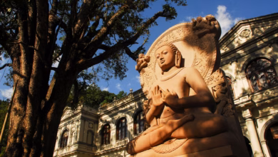 Eine buddha statue in kandy in sri lanka