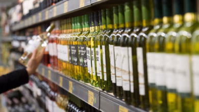 Weinflaschen stehen im regal eines supermarktes
