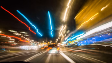 Auto fährt bei nacht durch frankfurt/main