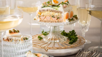 Brottorte mit eiersalat, wiener würstchen und obazda füllung