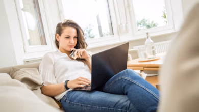 Eine frau beim online shopping