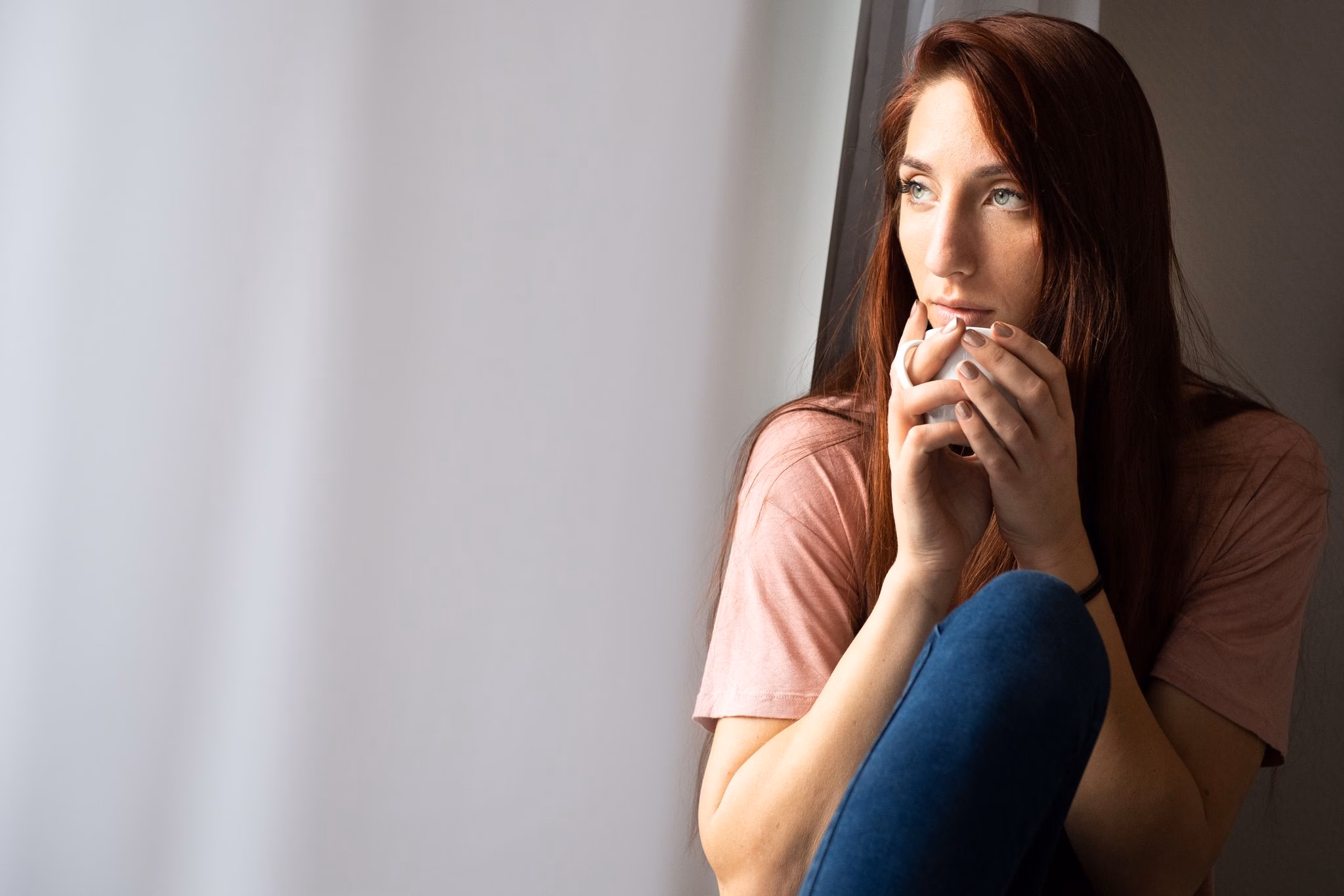 Frau schaut aus fenster