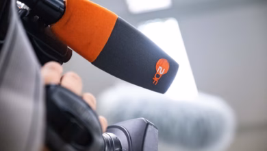 Das logo des zdf auf dem mikrofon einer tv kamera