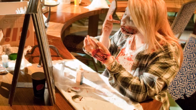 Darstellerin schminkt sich beim monster casting in babelsberg