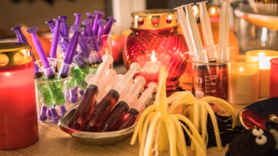 Gruselige halloween speisen auf einem tisch